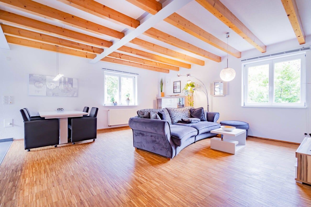 Der helle Wohnraum kombiniert modernes Wohnen mit gemütlicher Atmosphäre.