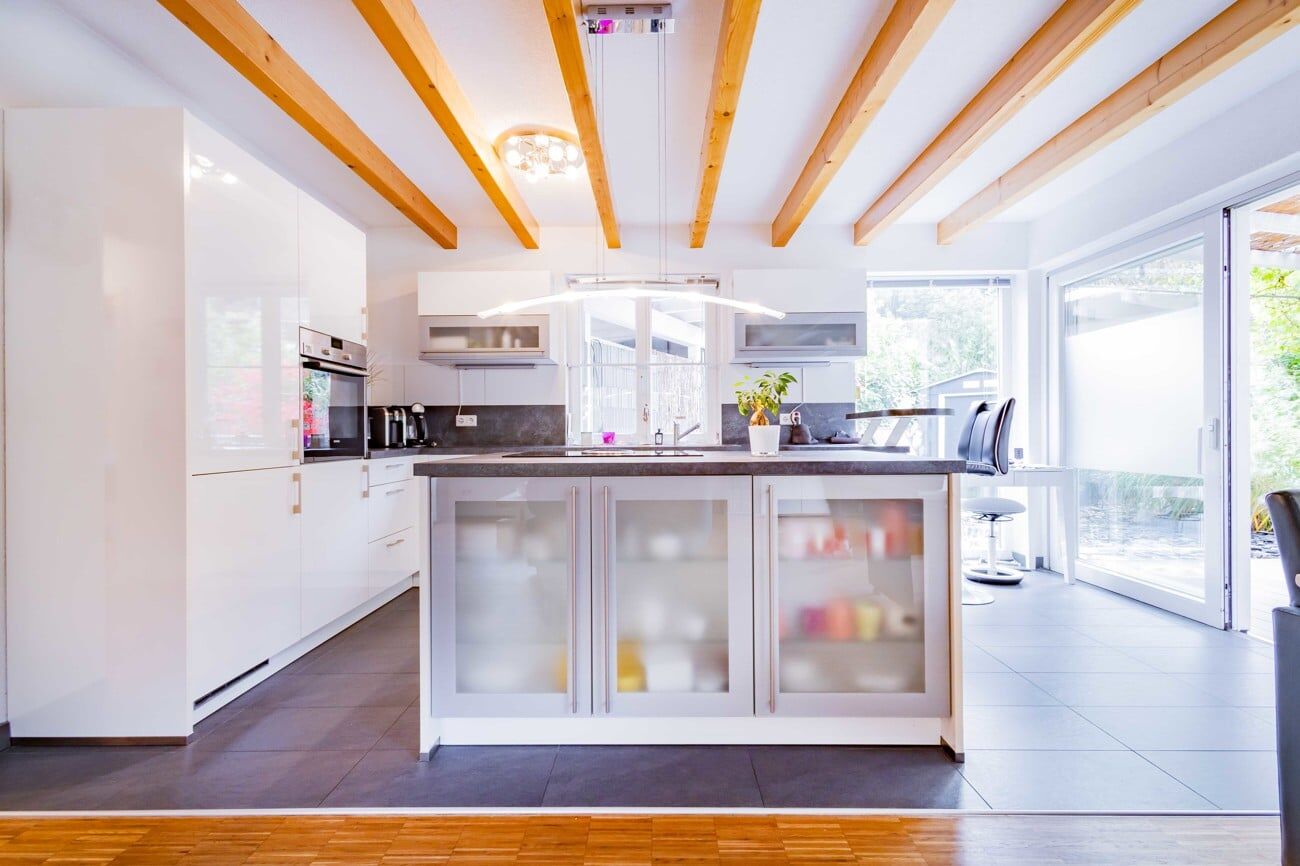 Angrenzend  an den Wohnraum befindet sich die moderne Küche mit Kücheninsel…