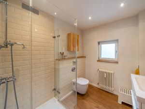 Das moderne Gäste-WC sowie ein großes Badezimmer überzeugen mit hochwertigen Armaturen...
