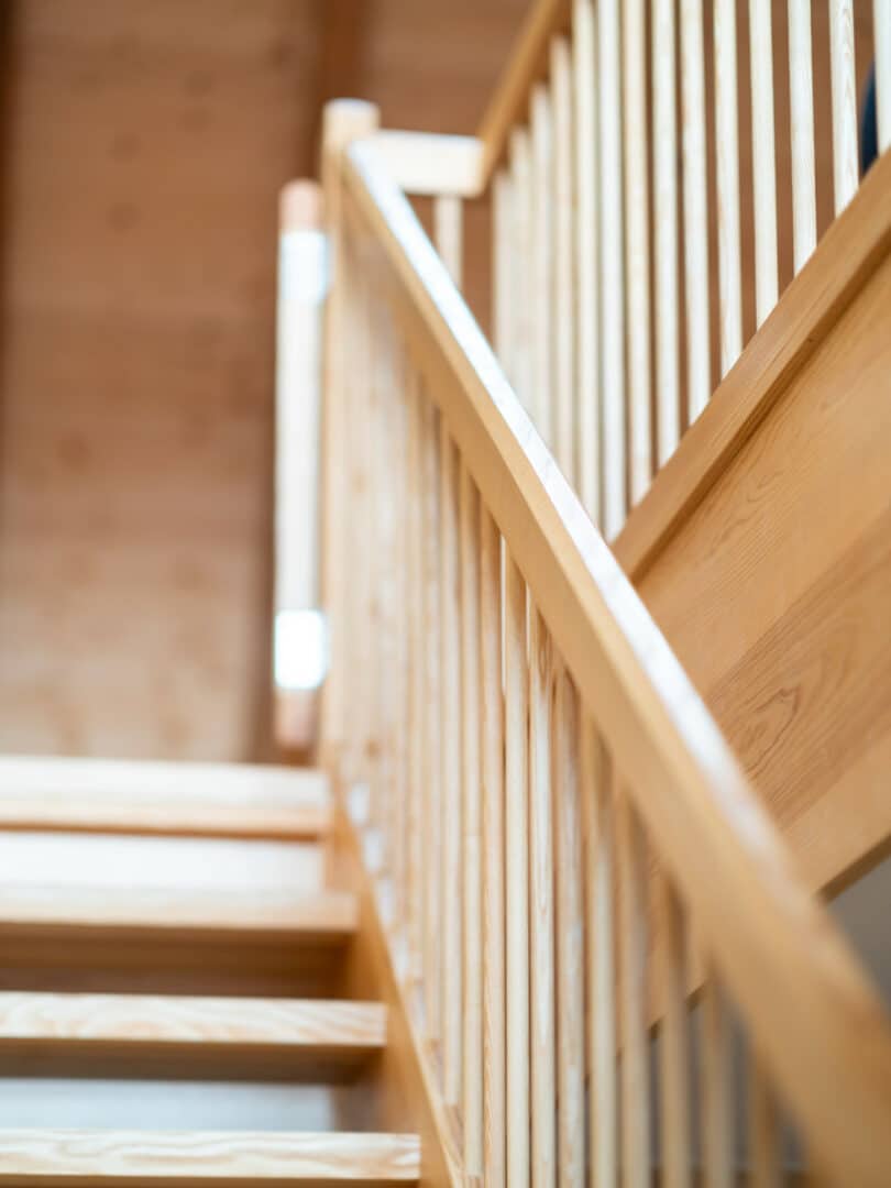 Die maßangefertigte Treppe aus Eschenholz verbindet das Obergeschoss mit dem Dachgeschoss.